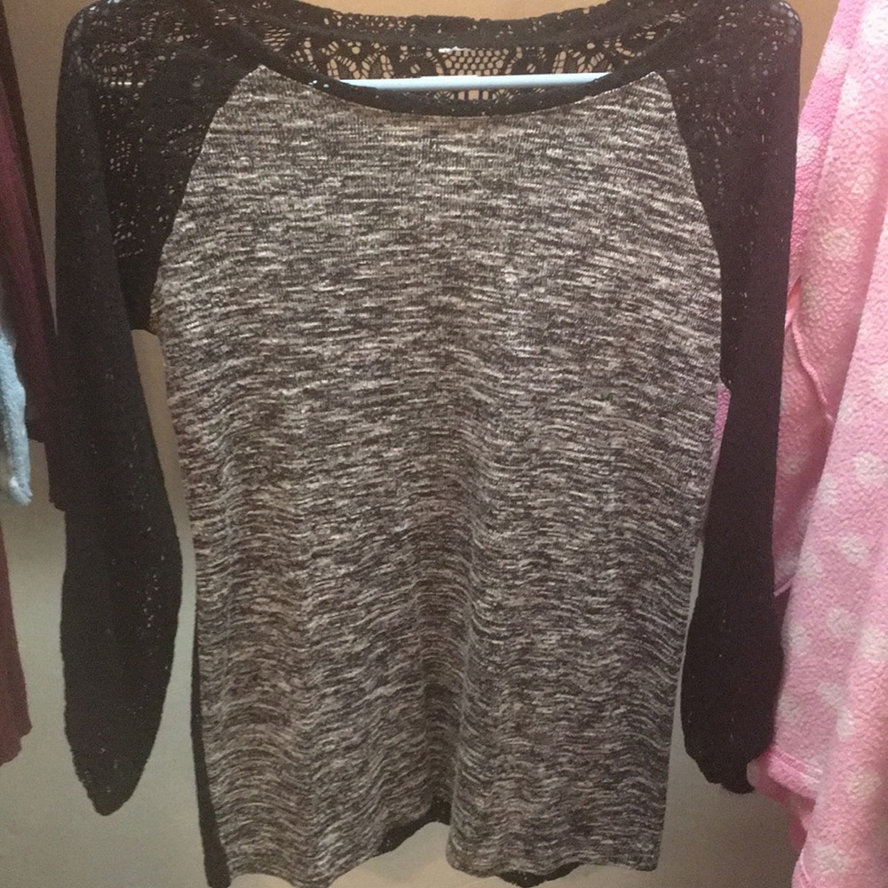 Mid-sleeve shirt